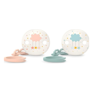 Suavinex Broche Pinza Cadena Ovalado es un accesorio práctico y seguro diseñado para sujetar el chupete del bebé y evitar que caiga al suelo.